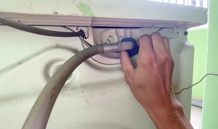 Van cấp nước vào máy giặt có thể bị hỏng gây lỗi cấp nước liên tục vào máy giặt Electrolux Van cấp nước vào máy giặt có thể bị hỏng gây lỗi cấp nước liên tục vào máy giặt Electrolux