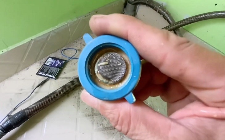 Vệ sinh van nước sạch sẽ, kiểm tra tấm lưới lọc Vệ sinh van nước sạch sẽ, kiểm tra tấm lưới lọc