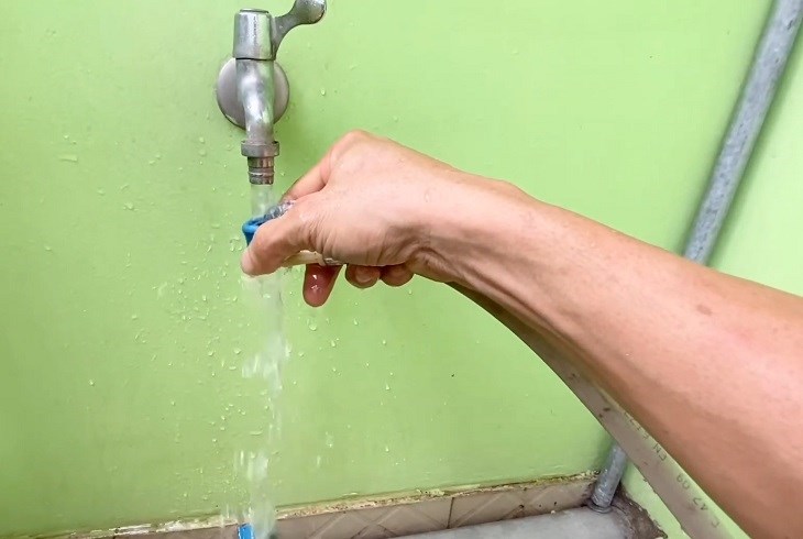 Vệ sinh vòi cấp nước để loại bỏ cặn bẩn làm ảnh hưởng đến việc cấp nước vào máy giặt Vệ sinh vòi cấp nước để loại bỏ cặn bẩn làm ảnh hưởng đến việc cấp nước vào máy giặt