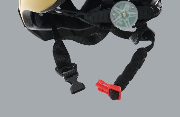 Mũ bảo hiểm xe đạp BatFox 8277 size 66cm Đen sở hữu khóa cài chắc chắn, đảm bảo an toàn cho người đội