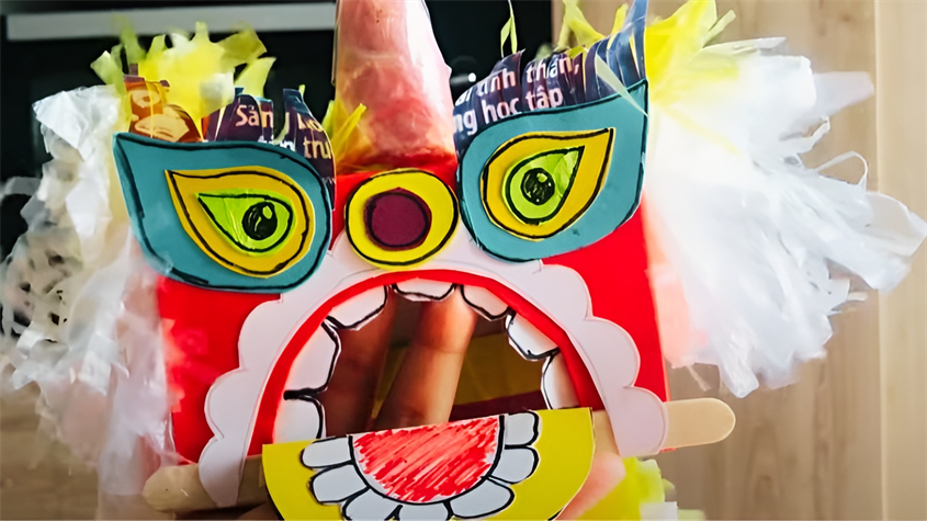 Hướng dẫn các bước làm chú lân từ hộp kẹo
