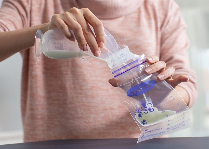Bạn chỉ cần cho sữa vào túi trữ sữa cảm ứng nhiệt rồi đóng khóa zip lại là có thể cất trữ sữa rất dễ dàng và tiện dụng