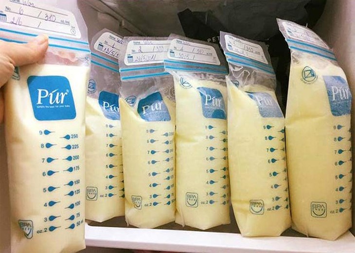 Túi trữ sữa cảm ứng nhiệt thường có thiết kế nhỏ gọn, rất tiện lợi để cất giữ và mang đi xa khi cần di chuyển