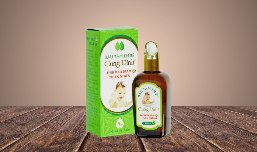 Dầu tắm cho bé Cung Đình chiết xuất tinh dầu tràm 100 ml