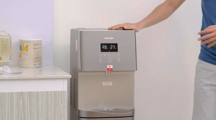 Hãy đặt cây nước nóng lạnh Toshiba RWF-W1830UVBV(T) 650W cách xa tường khoảng 10 - 15cm