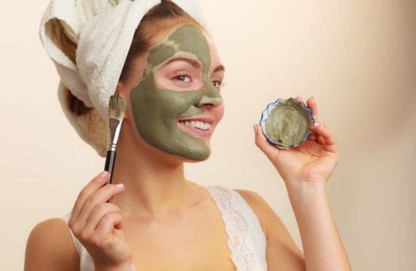 Lấy một lượng vừa đủ mặt nạ và thoa đều lên mặt