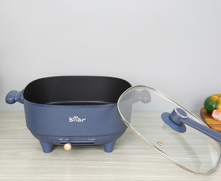 Nồi lẩu điện Bear DHG-C60F2 6 lít với vỏ ngoài bằng nhôm sơn tĩnh điện, bền bỉ, sang đẹp, an toàn và dễ lau chùi