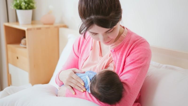 Bà mẹ cần cho trẻ bú sữa mẹ hoàn toàn trong 6 tháng đầu đời để bổ sung vitamin A cho trẻ