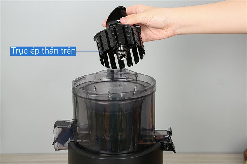 Máy ép chậm Hurom H300E-BBE trang bị cảm biến tự đảo ngược chiều trục ép tránh để nguyên liệu bị tắc nghẽn trong lúc hoạt động