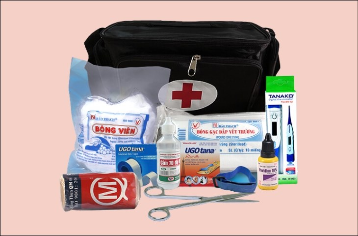Mang theo một bộ sơ cứu cá nhân giúp bạn nhanh chóng vệ sinh và băng bó những vết thương hở Mang theo một bộ sơ cứu cá nhân giúp bạn nhanh chóng vệ sinh và băng bó những vết thương hở