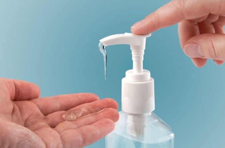 Bạn nên mang theo dung dịch sát khuẩn để ngăn chặn các mầm bệnh nguy hiểm Bạn nên mang theo dung dịch sát khuẩn để ngăn chặn các mầm bệnh nguy hiểm