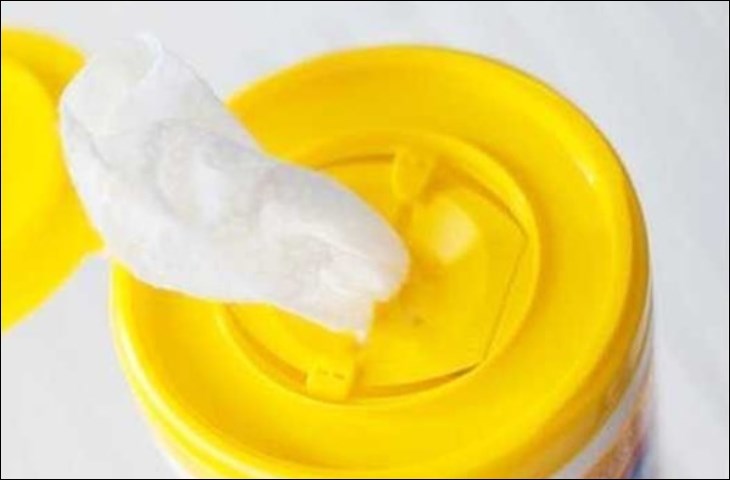 Khăn lau sát khuẩn là vật dụng cấp cứu giúp bạn làm sạch vết thương, tránh nhiễm trùng Khăn lau sát khuẩn là vật dụng cấp cứu giúp bạn làm sạch vết thương, tránh nhiễm trùng