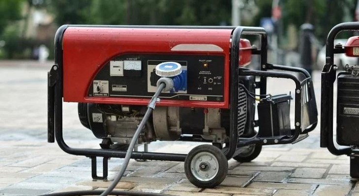 Máy đang hoạt động, bạn không nên cung cấp nhiên liệu cho máy, chỉ cung cấp khi máy đã tắt và động cơ mát