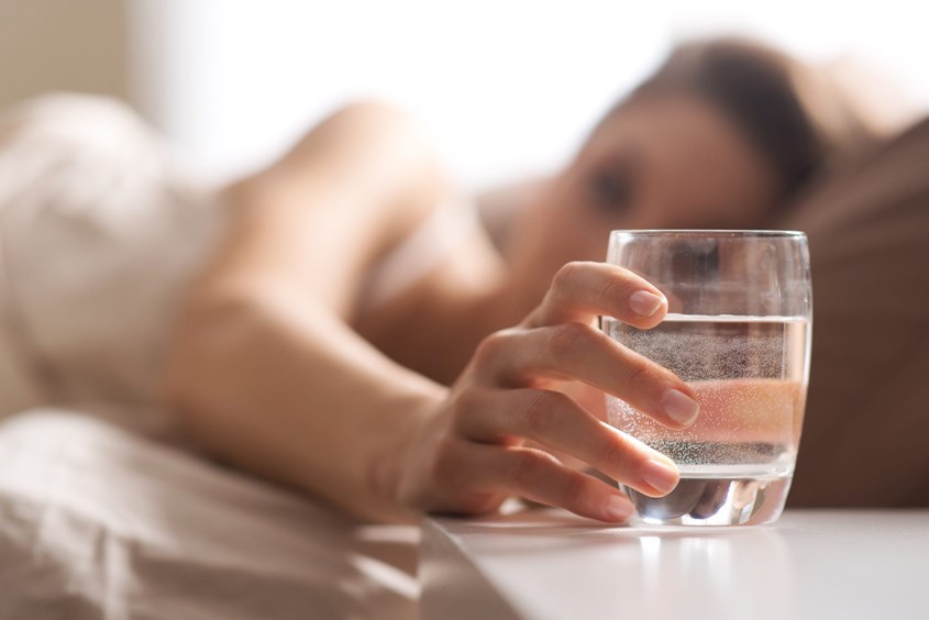 Uống ít nước là cách làm mất sữa mẹ nên tránh