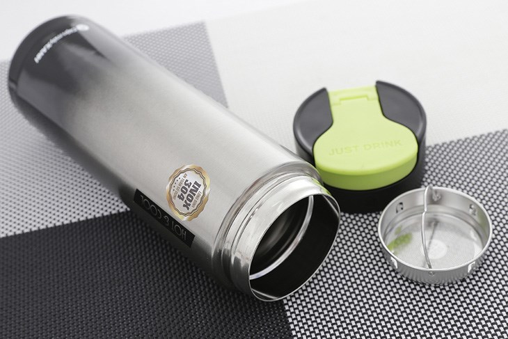 Bình giữ nhiệt với lớp vỏ được làm bằng chất liệu inox 304