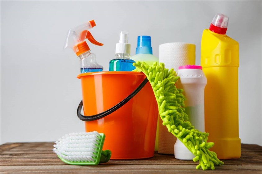 Sử dụng nước sạch và chất tẩy rửa là cách giặt thảm phổ biến nhất