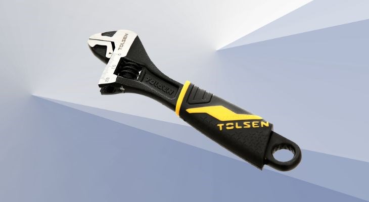 Mỏ lết cán nhựa đen Tolsen 20 mm 15308 sở hữu tính năng linh hoạt, tiện lợi với lỗ treo hiện đại