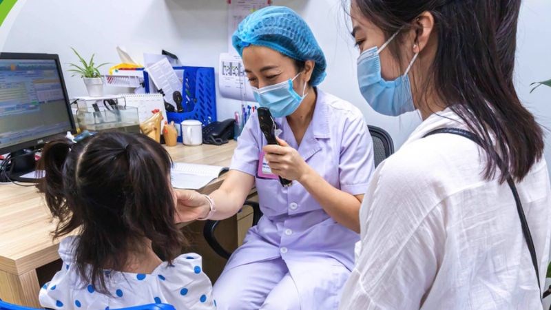 Bố mẹ nên đưa trẻ đến gặp bác sĩ để thăm khám và điều trị 
