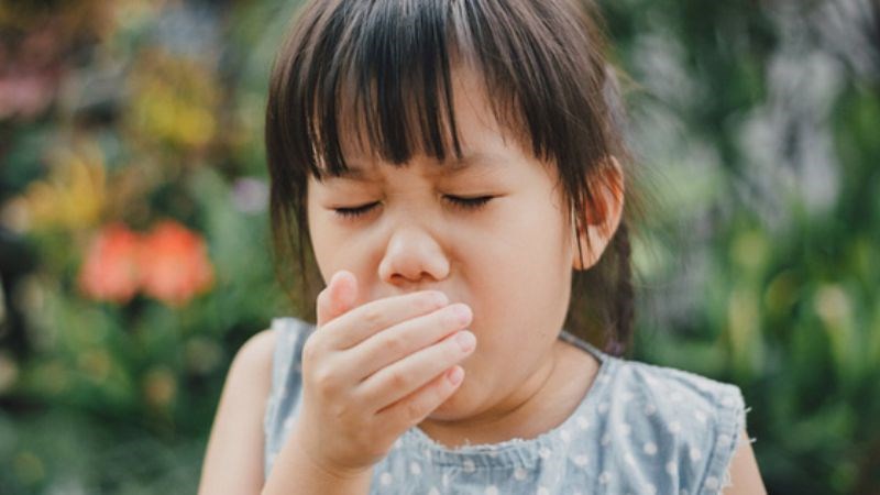 Trẻ em nhiễm Covid-19 có dấu hiệu ho, sốt, hắt hơi, sổ mũi,...