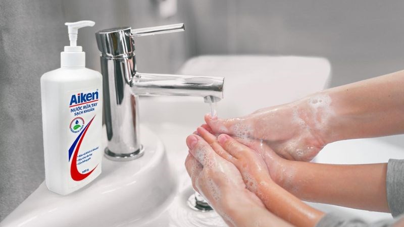 Rửa tay sạch sẽ bằng xà phòng hoặc nước rửa tay trong ít nhất 20 giây