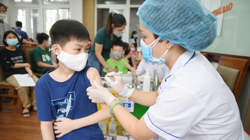 Việc tiêm chủng đầy đủ giúp tăng cường khả năng miễn dịch của cơ thể
