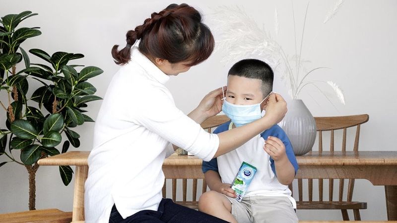 Bố mẹ nên là tấm gương tốt để giúp đỡ trẻ em hiểu và thực hiện đúng các biện pháp phòng ngừa lây nhiễm