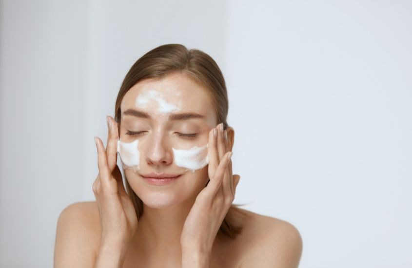 Massage nhẹ nhàng khi rửa mặt để khắc phục tình trạng da chảy xệ