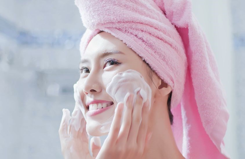 Ưu tiên lựa chọn sữa rửa mặt có nguồn gốc từ thiên nhiên