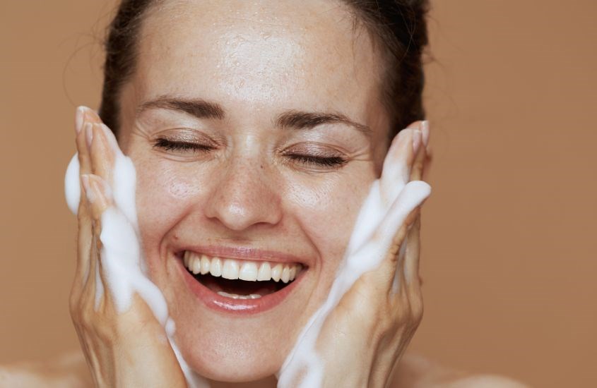 Sữa rửa mặt dịu nhẹ là sự lựa chọn hàng đầu cho mẹ bầu