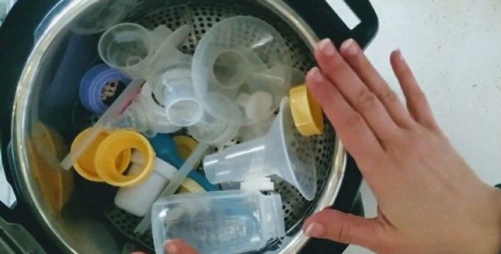 Sau khi vệ sinh, bạn hãy tiệt trùng máy hút sữa