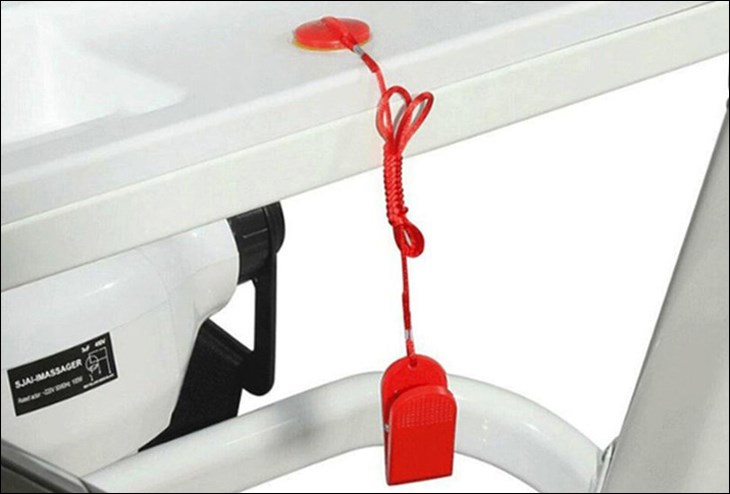Khóa an toàn sẽ bị kéo căng và khiến máy ngừng hoạt động khi bạn bị ngã hoặc xảy ra sự cố bất ngờ
