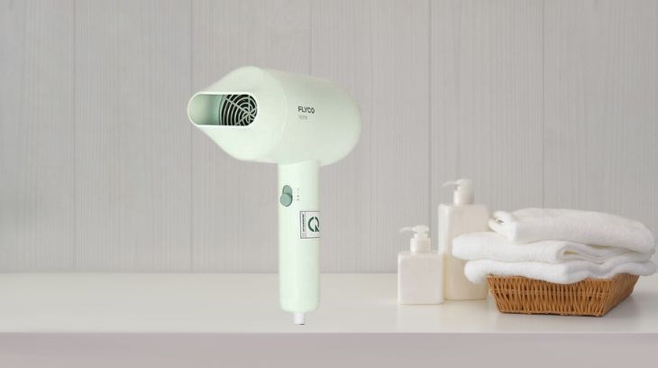 Máy sấy tóc 1800W Flyco FH1622VN có công suất 1800W giúp sấy tóc khô nhanh chóng và tiết kiệm thời gian