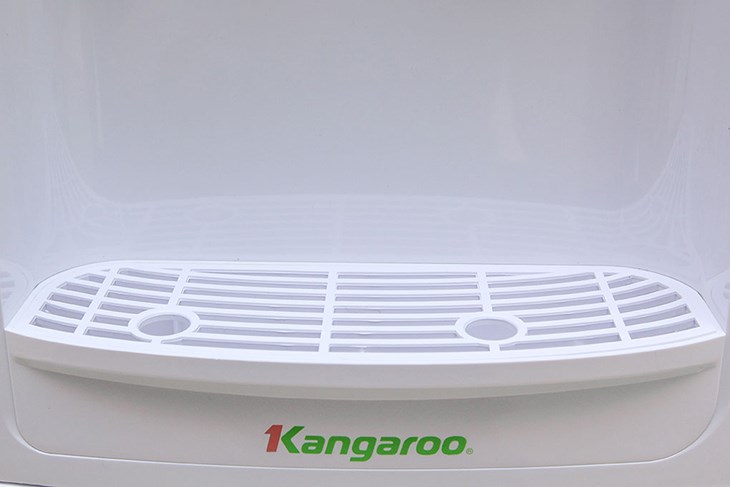 Cây nước nóng lạnh Kangaroo KG3331 565W được trang bị khay hứng nước thừa có thể tháo rời dễ dàng