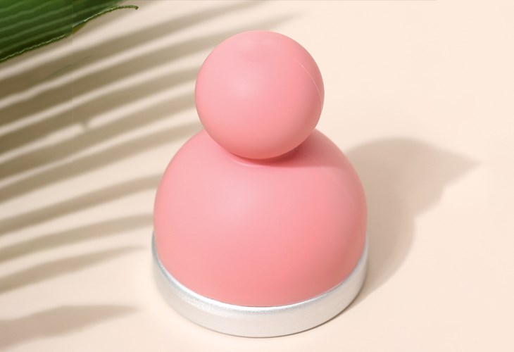 Cây lăn lạnh Emmié được trang bị đầu massage rộng giúp tiết kiệm thời gian massage đáng kể