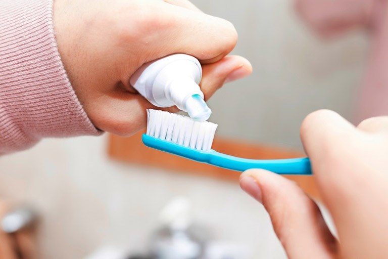 Sử dụng kem đánh răng giúp bạn hạn chế tình trạng sâu răng