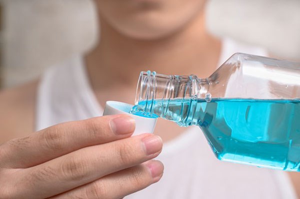 Sử dụng nước súc miệng hằng ngày giúp làm giảm vi khuẩn gây viêm nướu