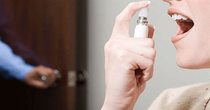 Bạn có thể trang bị thêm xịt thơm miệng để khử mùi hôi miệng nhanh chóng