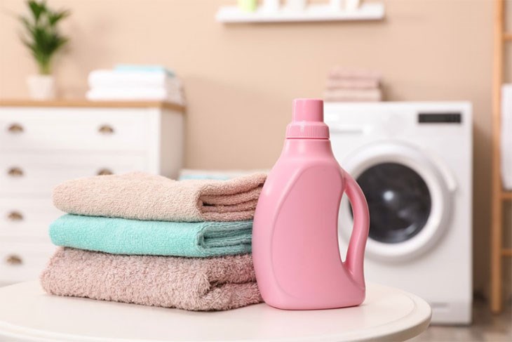 Máy giặt cửa trước nên sử dụng loại chuyên dụng, ít bọt, độ hòa tan tốt và không bào mòn sợi vải