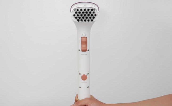 Máy hút và giặt đa năng Uwant B100 có đầu hút bàn chải với thiết kế lông dày giúp làm sạch lông thú cưng và vết bẩn cứng đầu trên bề mặt vải