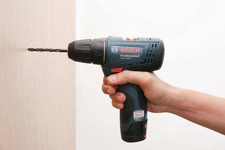 Máy khoan vặn vít dùng pin Bosch GSR 120-LI 12V phù hợp sử dụng cho gia đình có nhu cầu sử dụng để khoan lỗ để bắt các đồ dùng trong nhà lên tường