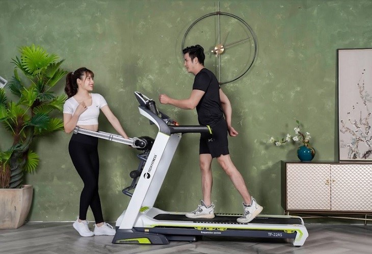 Thắt đai quá chặt hoặc quá lỏng có thế là nguyên nhân khiến máy chạy bộ phát ra tiếng kêu