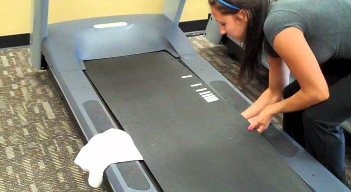 Thường xuyên lau chùi máy chạy bộ để tăng tuổi thọ cho máy