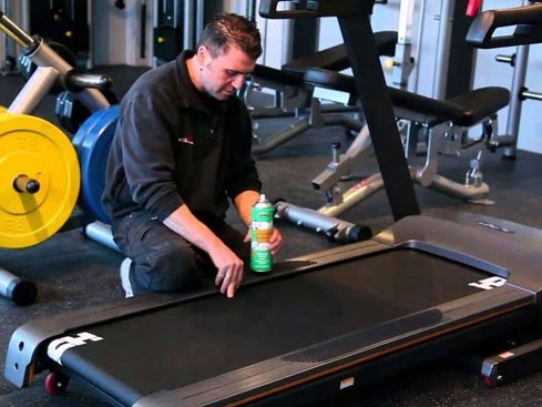 Tra dầu định kỳ cho băng chạy để tránh gây ra tiếng kêu khó chịu