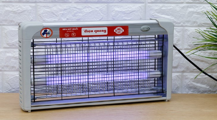 Khoảng cách giữa đèn và mặt đất