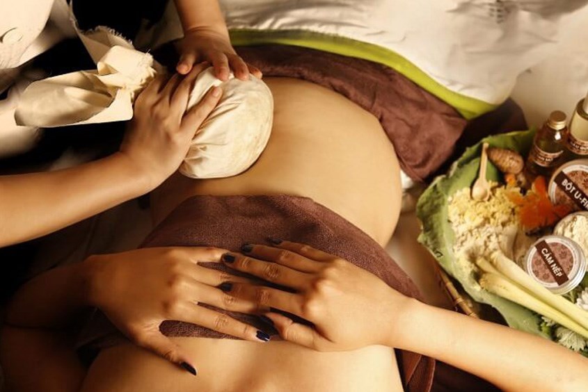 Massage bụng đẩy sản dịch với muối
