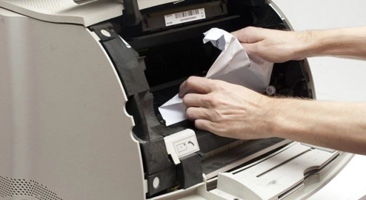 Kẹt giấy là nguyên nhân dễ khiến máy in bị mất chữ