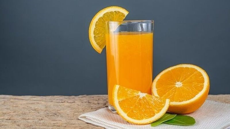 Uống cam vào những thời điểm không phù hợp có thể gây ra nhiều tổn hại đến cơ thể.