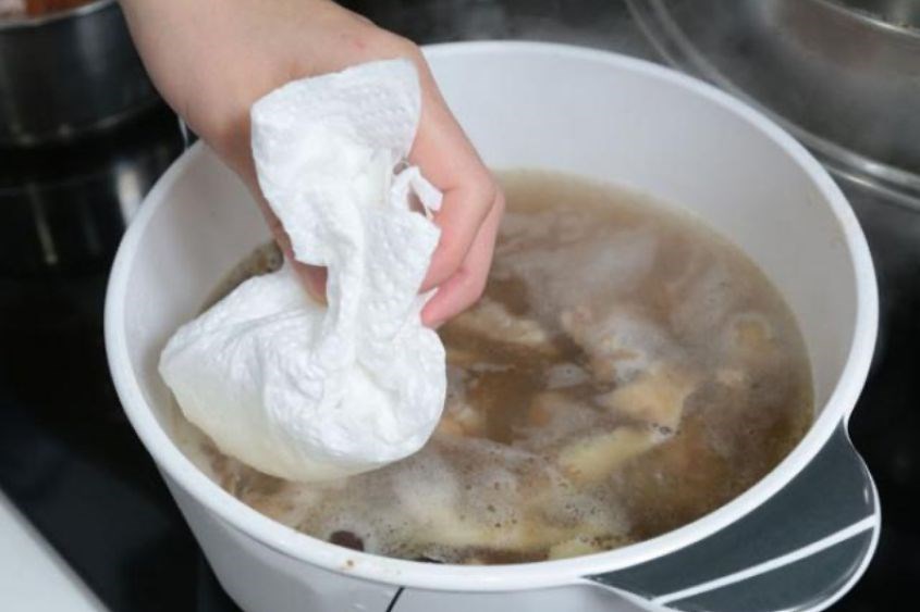 Khăn giấy giúp thấm bớt dầu mỡ và làm nước dùng trong hơn