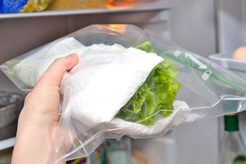 Khăn giấy giúp bảo quản rau củ tươi ngon