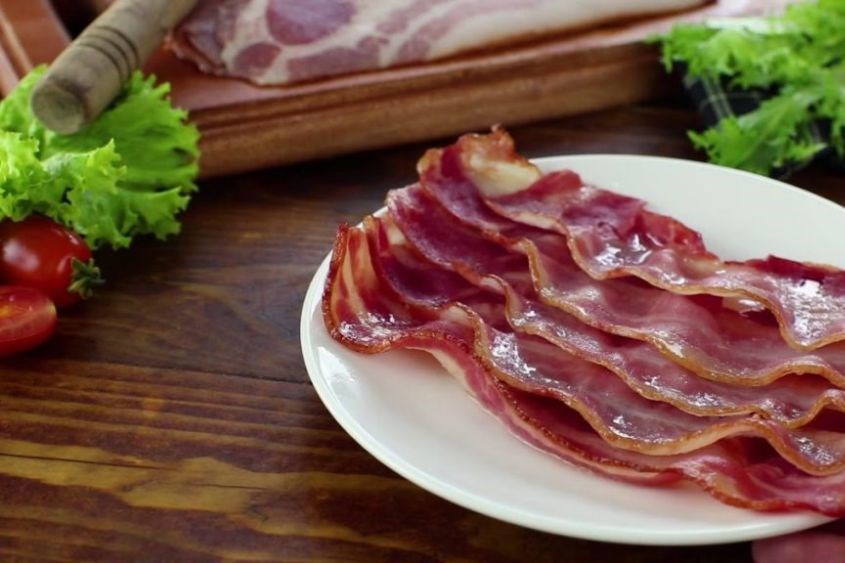 Khăn giấy giúp chiên thịt xông khói được giòn ngon